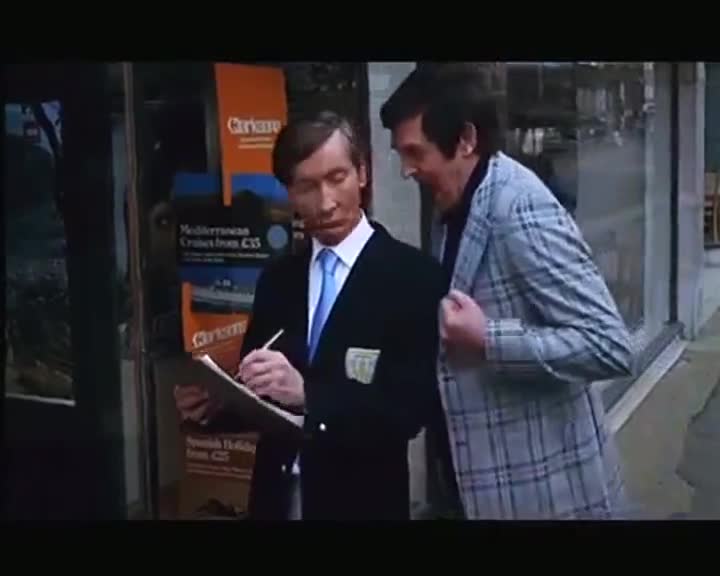 Extrait vidéo du film  Carry On Abroad